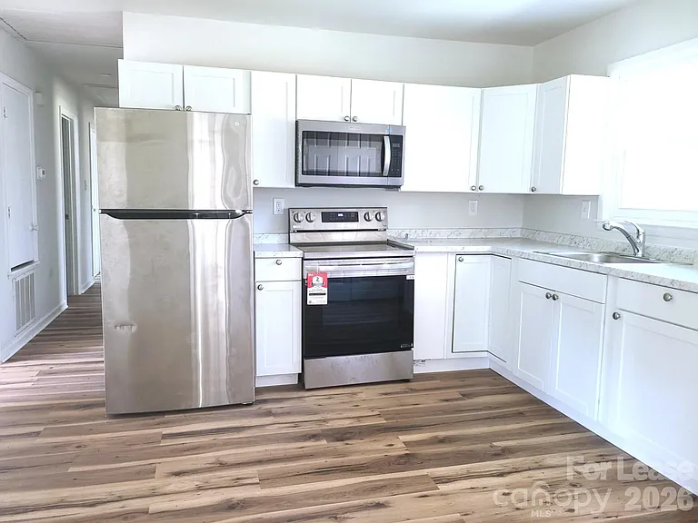 711 E John St — Photo 2