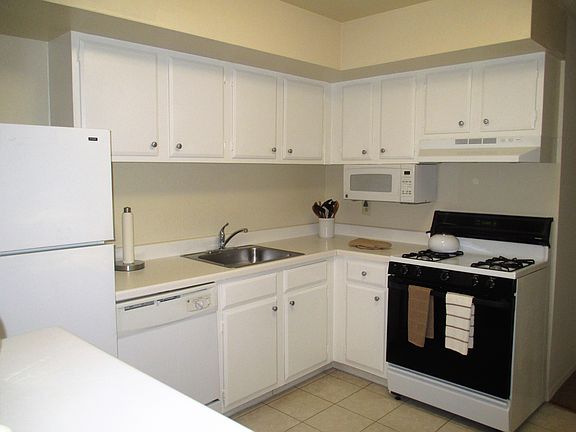 3rd image of 16 Kensington Cir APT H