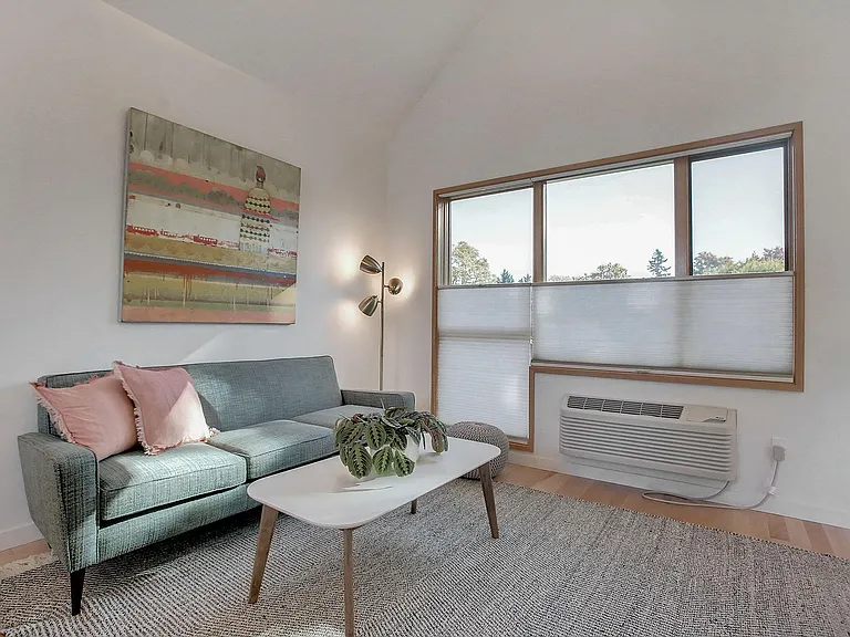 2038 NE Morgan St #B — Photo 3