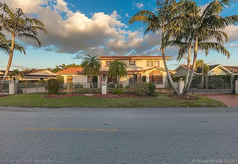 1st image of 19701 W Oakmont Dr