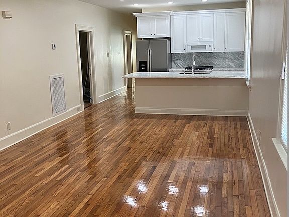 2nd image of 1003 Broadway St #1003