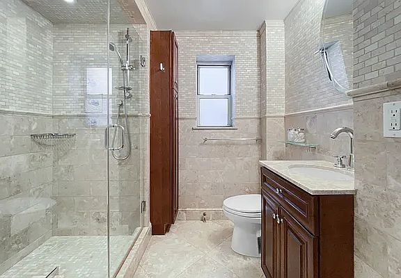 4th image of 155 E 49th St #8F