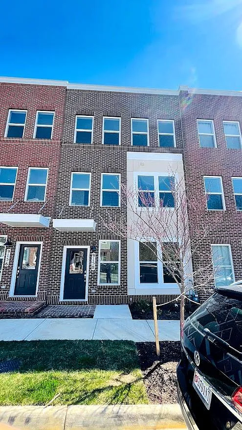 3 bed, 1900 sqft, $3,400 — Photo 1