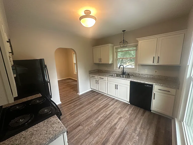 Great Oconomowoc 2 bedroom Upper Unit Next to Downtown Oconomowoc — Photo 17
