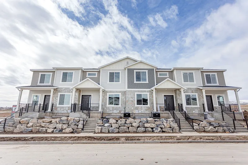 4 bed, 3.5 bath, 2300 sqft, $500 — Photo 1