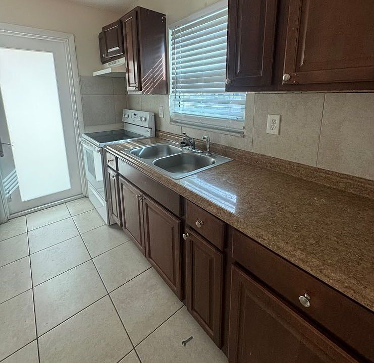 1st image of 2220 SW 46th Ct #2