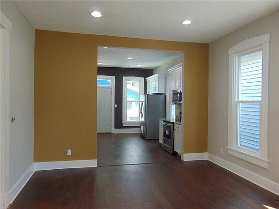 4th image of 438 Parkway Ave