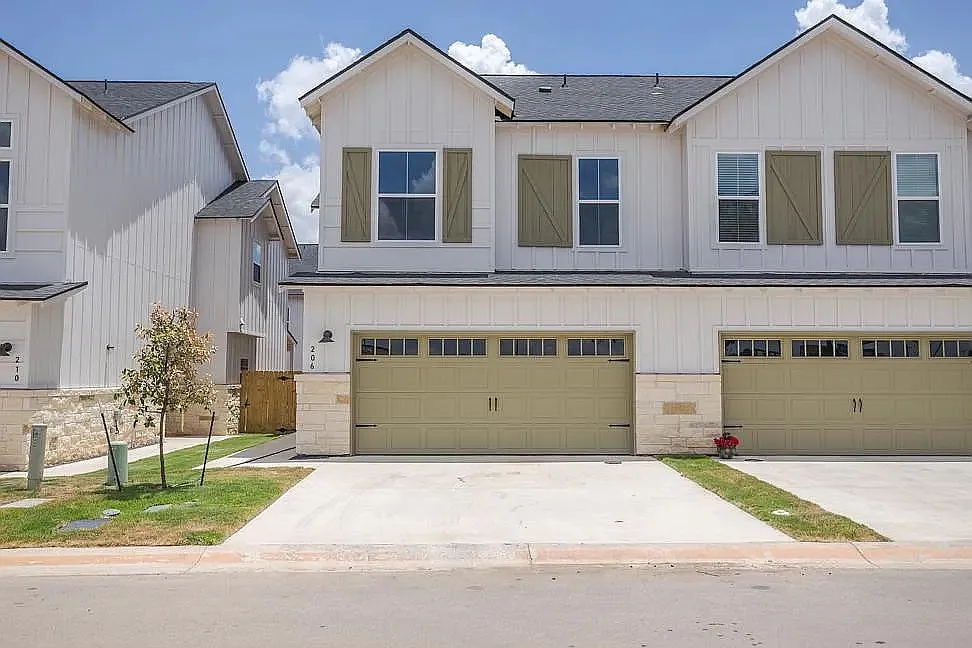 4 bed, 1588 sqft, $1,695 — Photo 2