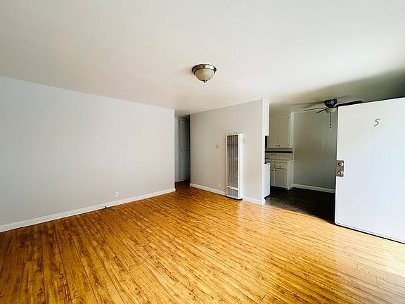 3rd image of 320 E Hyde Park Blvd