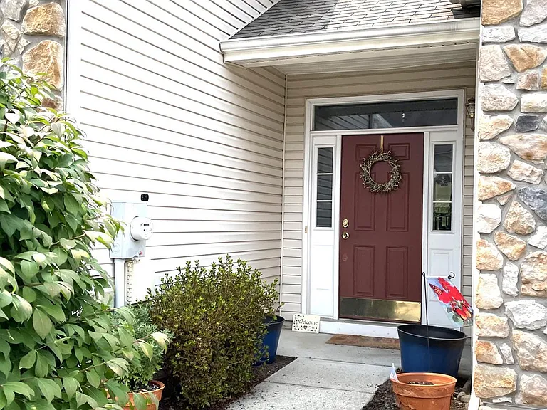 4 Blake Dr — Photo 2