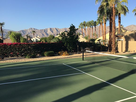 Regulation pickle ball court