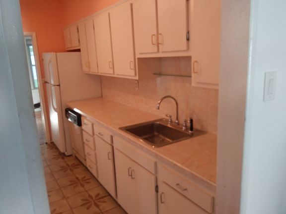 4th image of 643 Wilcox Ave