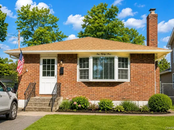189 N Railroad Avenue, Babylon, NY 11702