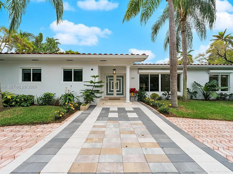 200 N Hibiscus Dr — Photo 1