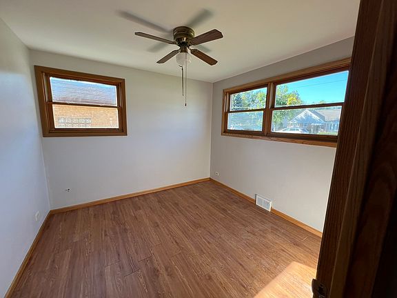 5th image of 10111 W Palmer Ave