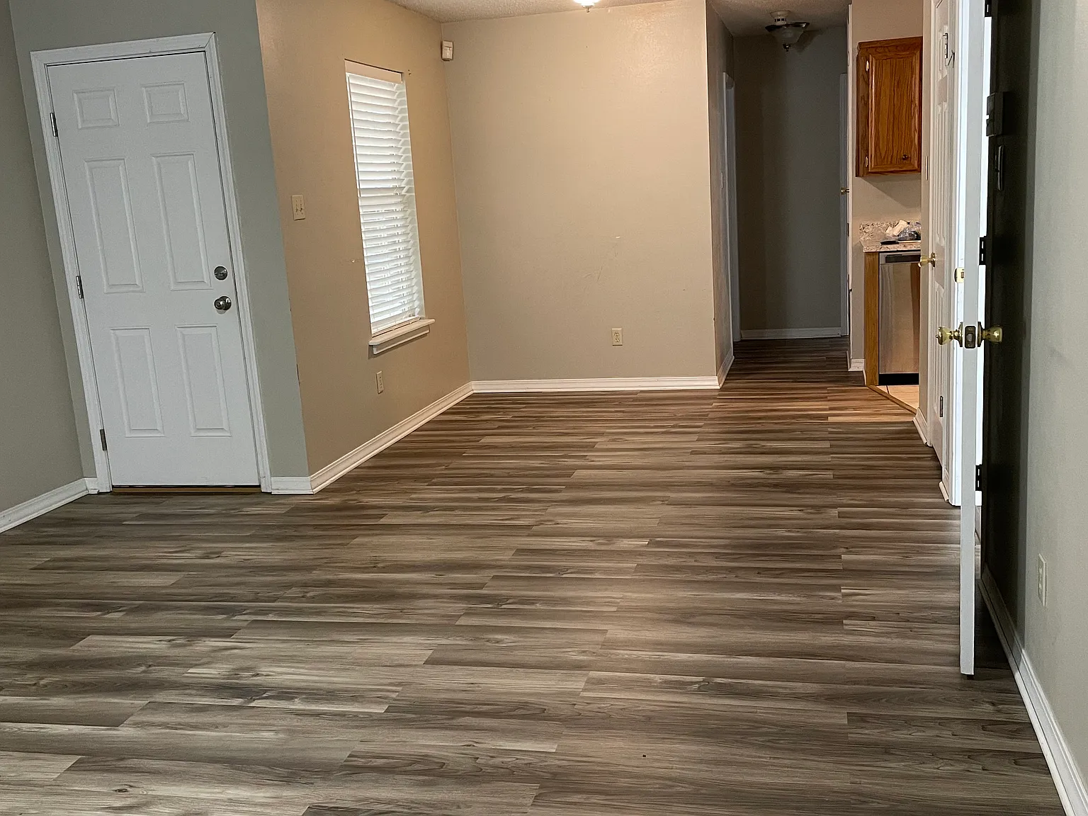 3 bed, 1100 sqft, $1,250 — Photo 2