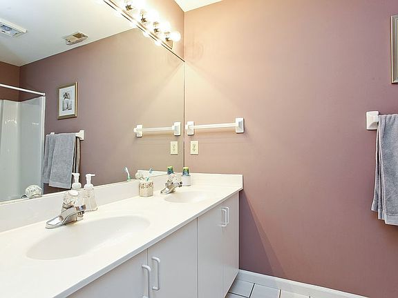 4th image of 4003 Buttonwood Ln #4003
