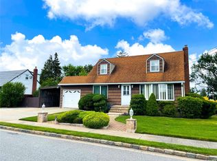 105 Cortland Ave, Hicksville, NY 11801