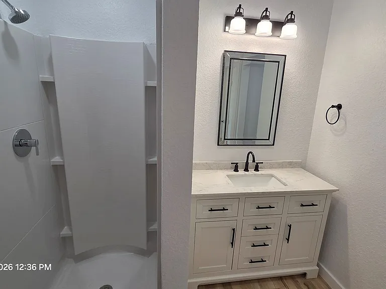 2530 W Woodlawn Ave — Photo 16