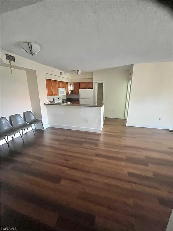 2 bed, 2.0 bath, 1100 sqft, $1,800 — Photo 2
