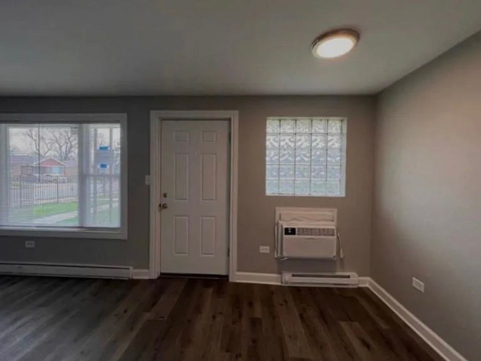 2nd image of 2113 W 119th St #5