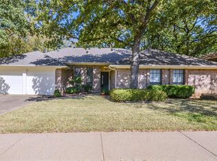 312 Heneretta Dr, Hurst, TX 76054
