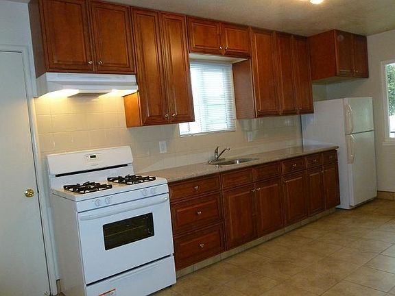 3rd image of 431 Central Ct
