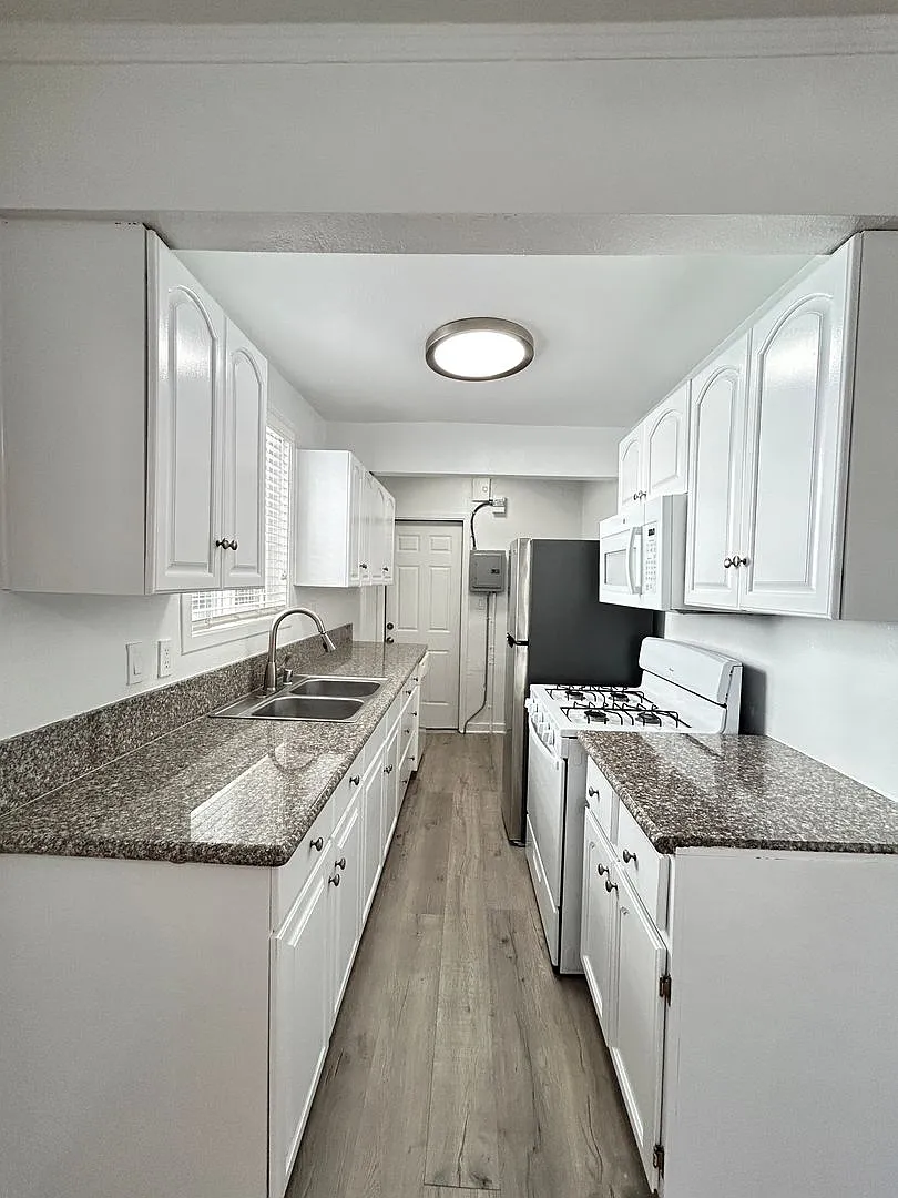 1685-1697 North Summit Ave.- 109-137 E. Penn St. — Photo 1
