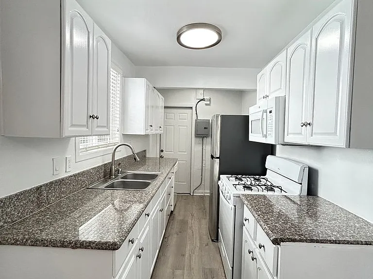 1685-1697 North Summit Ave.- 109-137 E. Penn St. — Photo 1