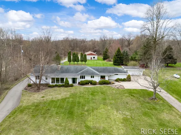 10200 Bailey Dr NE, Lowell, MI 49331