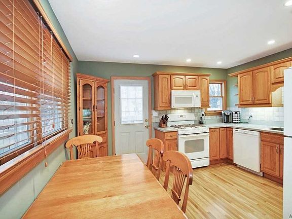 3rd image of 399 Bernice Dr