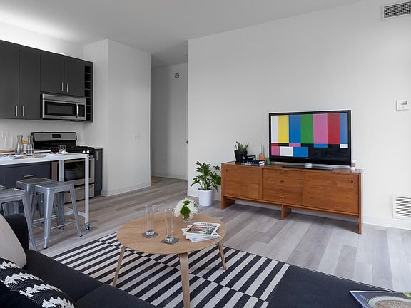 5th image of 2203 N Milwaukee Ave #222