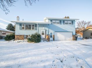 1524 Richmond Dr, Bismarck, ND 58504