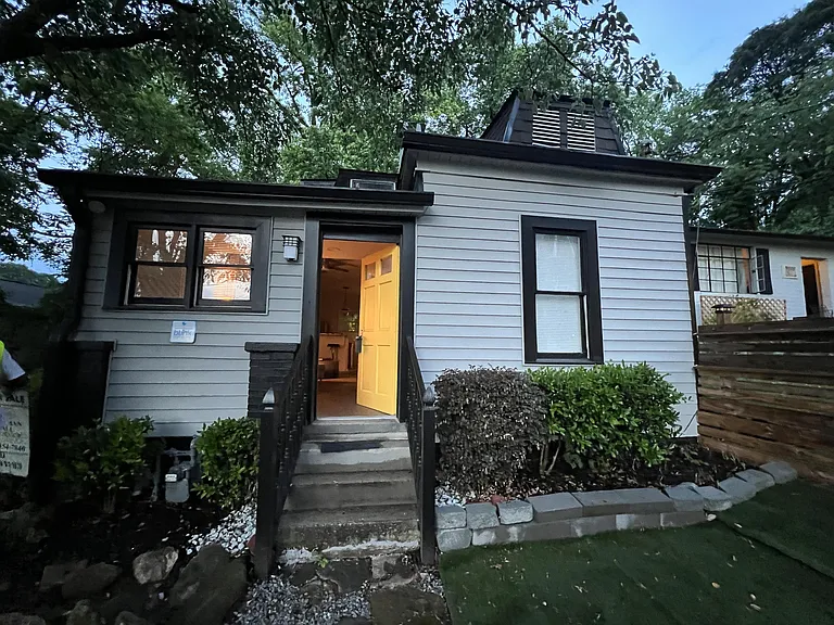 1077 Hampton St NW — Photo 2