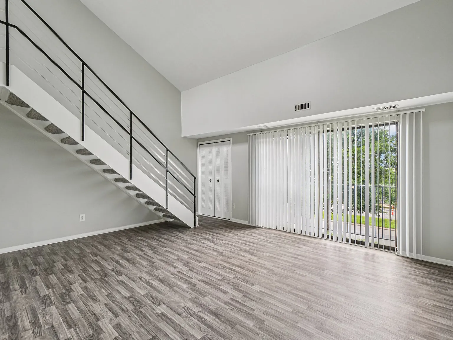 Palms East Apartments — Photo 4