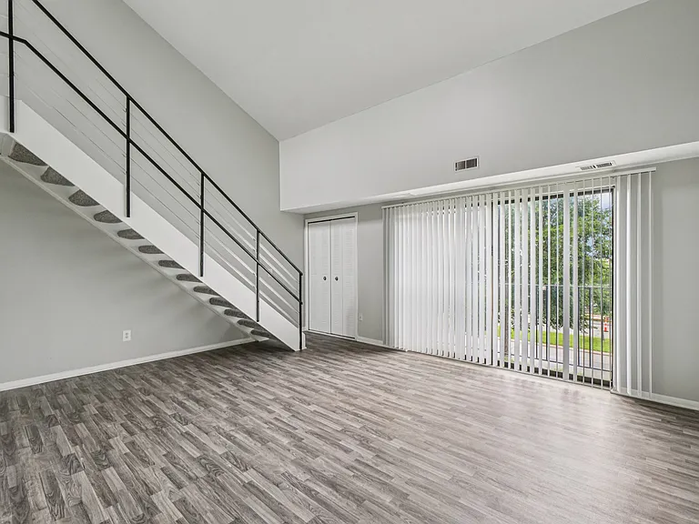 Palms East Apartments — Photo 5