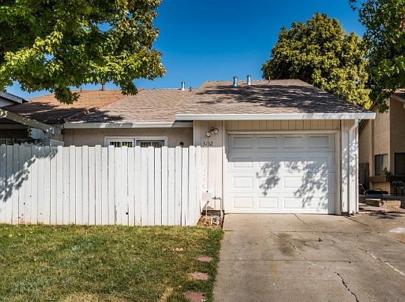 2nd image of 3132 Iberian Dr
