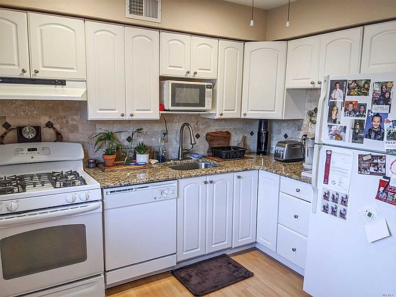 4th image of 160 Pointe Cir N