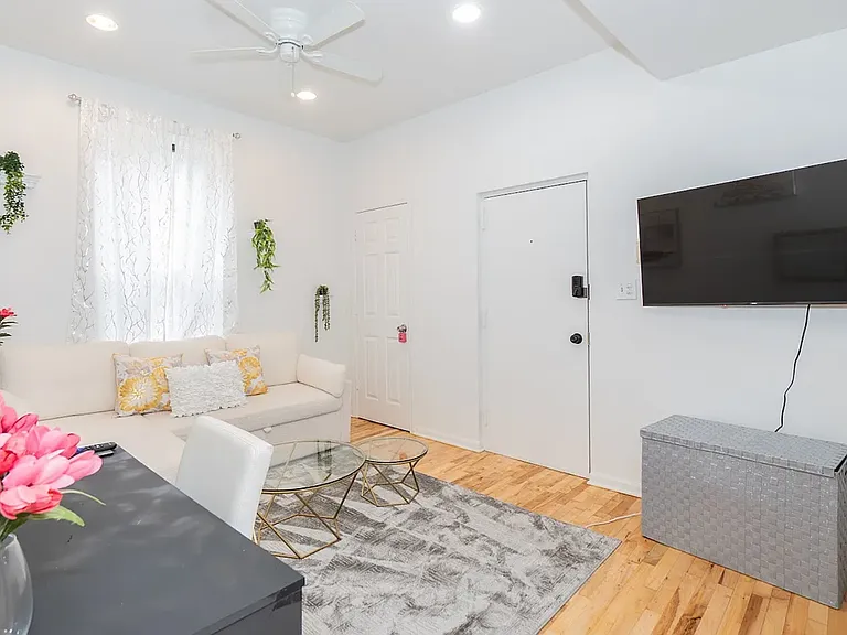 2544 N Burling St #1R — Photo 2