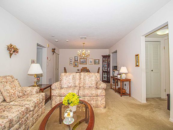 4th image of 163 Cambridge Dr E