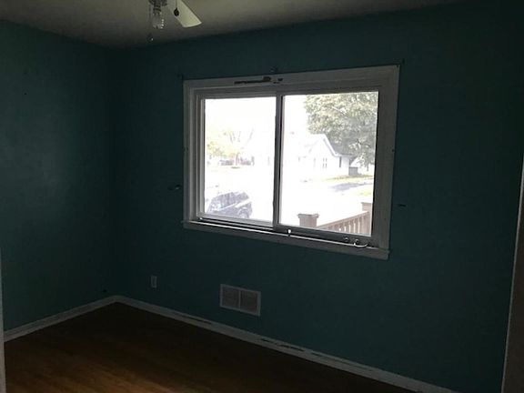 3rd image of 299 Bernard St W