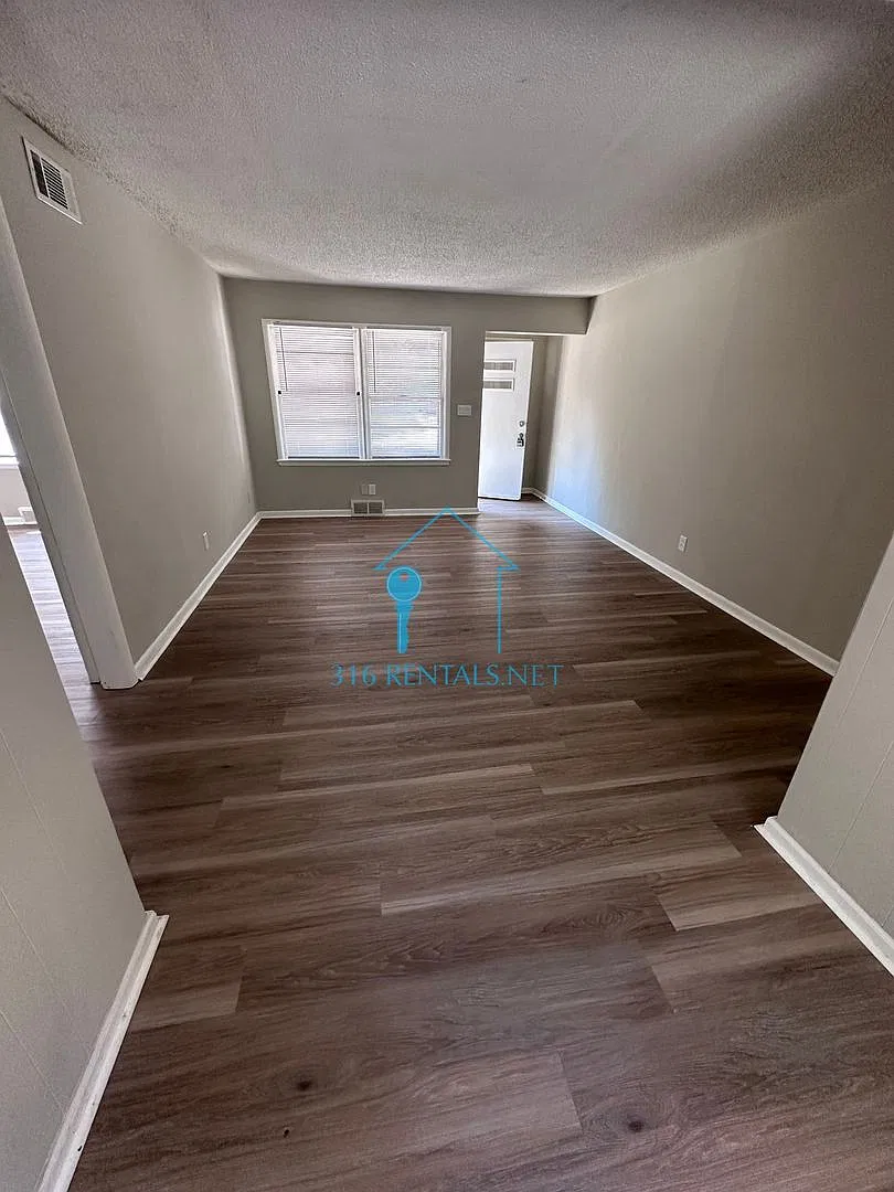 $995- ** Coming Soon** 2 Bedroom / 1 Bathroom - Single Family Home — Photo 3