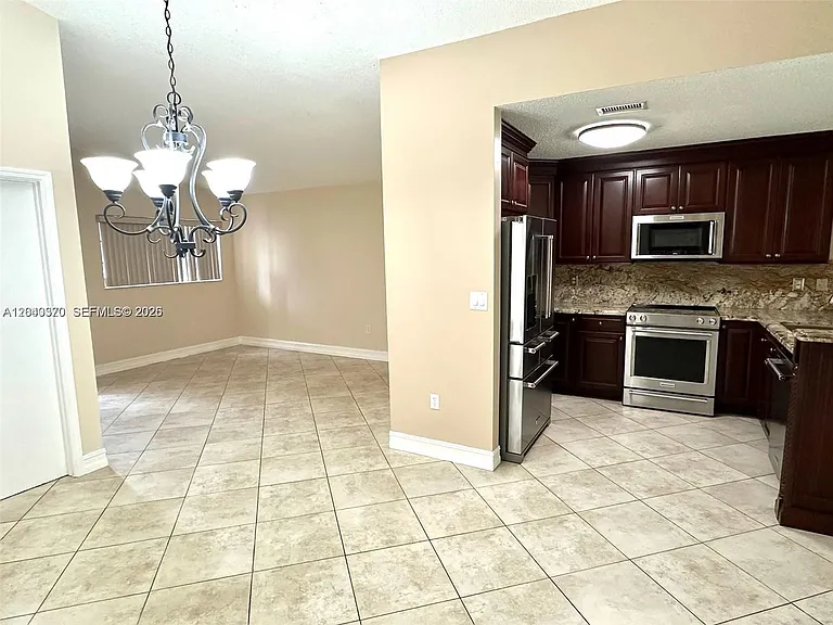 2514 SW 138th Ave — Photo 4