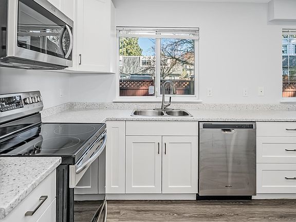 4th image of 21555 Dewdney Trunk Rd #48