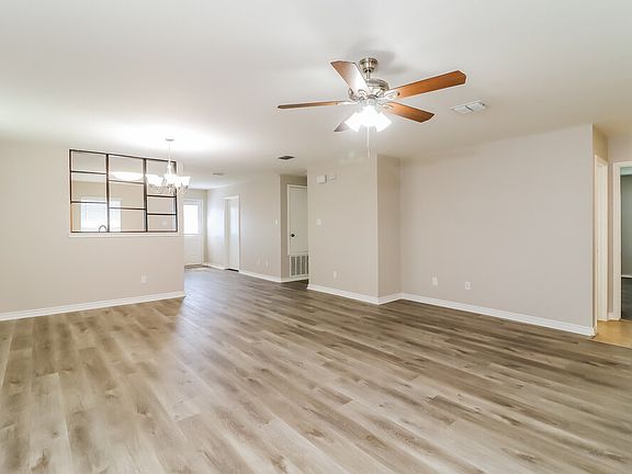 4th image of 806 Moss Glen Trl