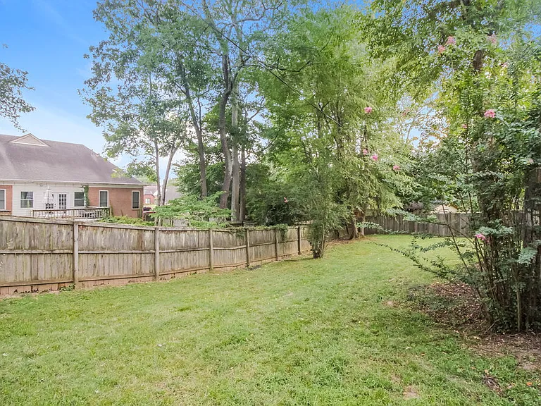 405 Locust Grove Dr — Photo 17