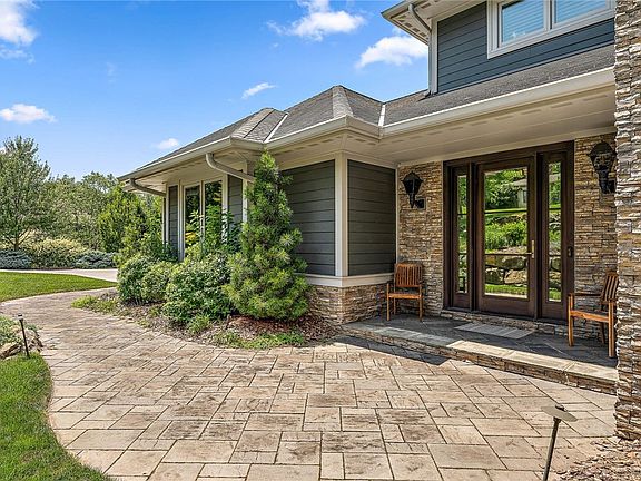 5th image of 535 Macleod Dr