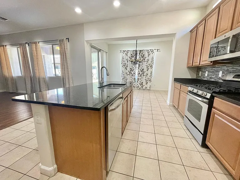 638 E Charlevoix Ave — Photo 5