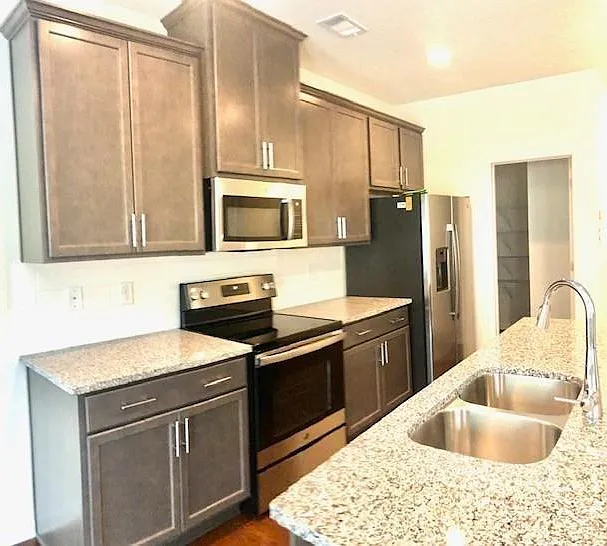 3 bed, 2.5 bath, 1712 sqft, $2,100 — Photo 3