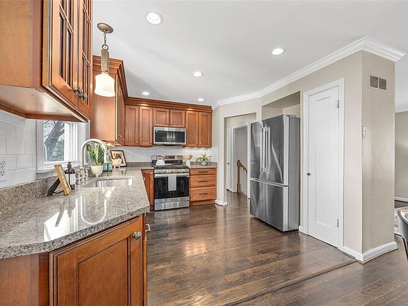 5th image of 629 Meadowridge Ln